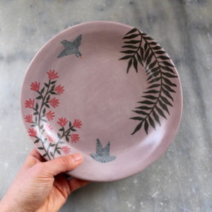 Assiette creuse "Oiseaux" violette estampée en grès et décorée à la main.