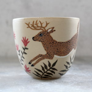Gobelet Cerf tourné en grès et décoré à la main par Anaïs Trivier. Pièce unique. Céramique artisanale française.