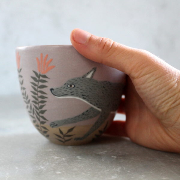 Gobelet Loup tourné en grès et décoré à la main. Pièce unique. Céramique artisanale française.