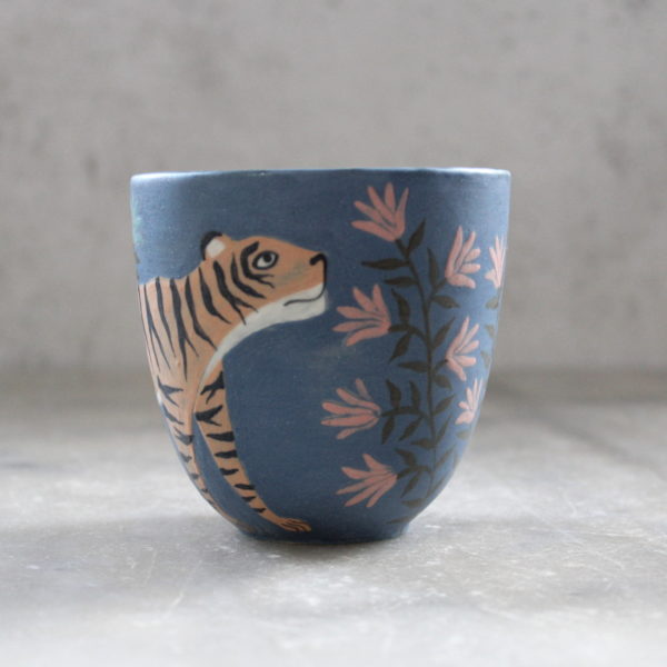 Gobelet Tigre tourné en grès et décoré à la main. Pièce unique. Céramique artisanale française.