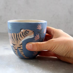 Gobelet Tigre tourné en grès et décoré à la main. Pièce unique. Céramique artisanale française.