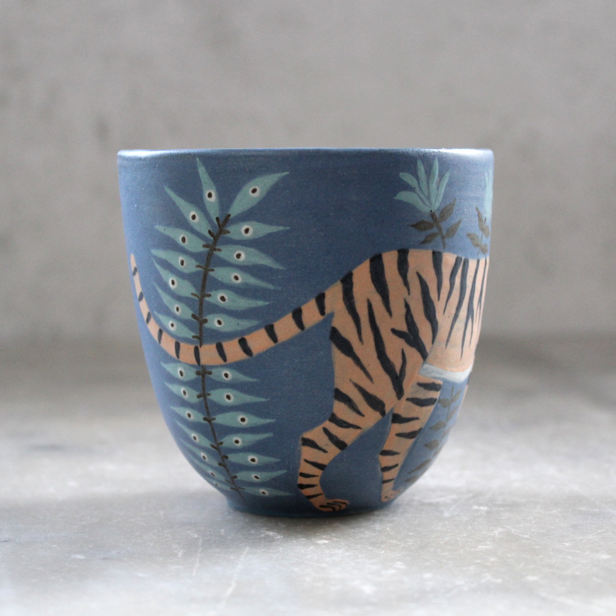Gobelet Tigre tourné en grès et décoré à la main. Pièce unique. Céramique artisanale française.