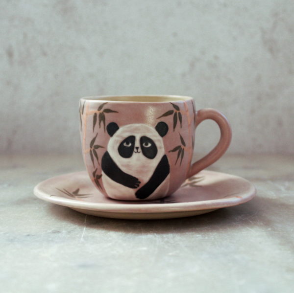 ensemble tasse et sous-tasse panda violet en grès, décoré au pinceau avec des engobes