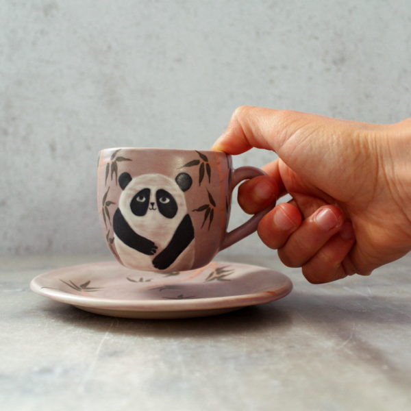 ensemble tasse et sous-tasse panda violet en grès, décoré au pinceau avec des engobes