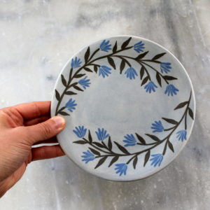 assiette artisanale en grès décorée à la main. ette à dessert bleu ciel avec fleurs bleues.