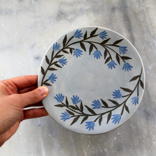 assiette artisanale en grès décorée à la main. ette à dessert bleu ciel avec fleurs bleues.