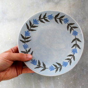 assiette à dessert artisanale en grès couleur bleu ciel avec frise de fleurs bleues