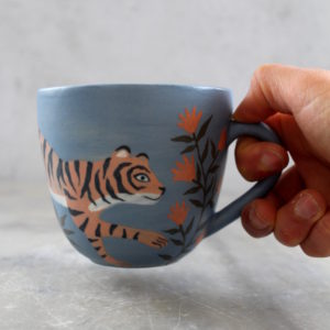 Tasse Tigre tournée en grès et décorée à la main. Pièce unique.