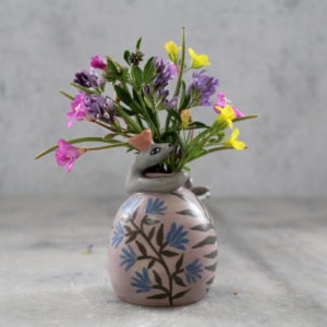 Mini vase tourné et modelé en grès puis décoré à la main