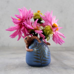 Mini vase Astropi nocturne tourné et modelé en grès, puis décoré à la main