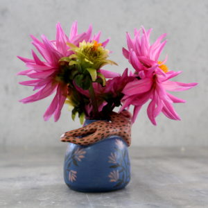 Mini vase tourné puis modelé en grès, illustré à la main.