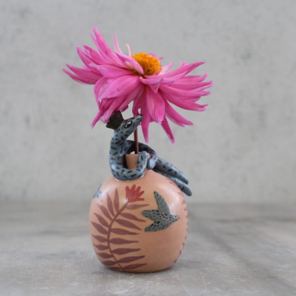 Mini vase tournée et modelé à la main puis décoré au pinceau avec des engobes