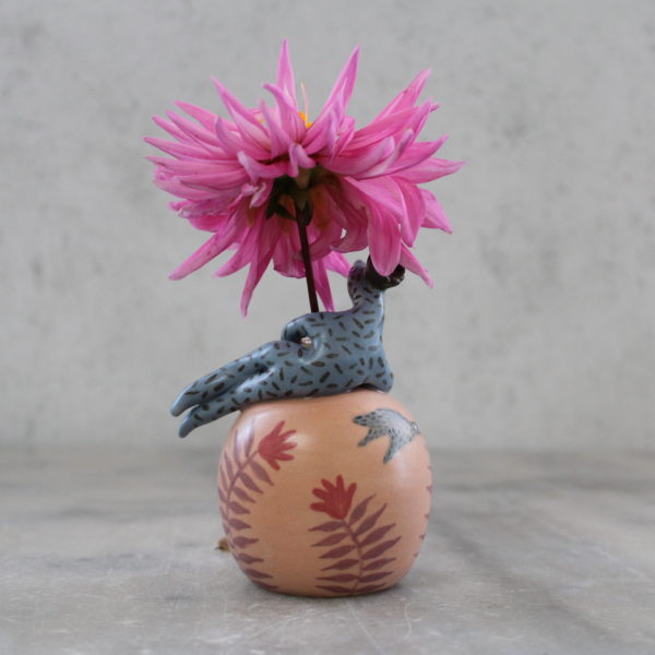 Mini vase tournée puis modelé à la main, décoré au pinceau avec des engobes