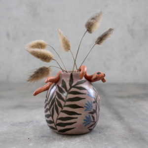 Mini vase modelé en grès et décoré à la main. Pièce unique en céramique