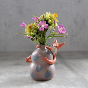 Mini vase modelé Renard aux crocus. Décoré à la main.