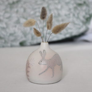 Mini vase Lièvre dans la neige de la collection "Nature Givrée". Tourné en grès et décoré à la main. Céramique artisanale.