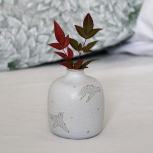 Pièce unique. Mini vase Ciel brumeux issu de la collection "Nature Givrée". Tourné en grès et décoré à la main. Céramique artisanale.