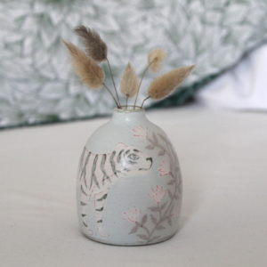 Mini vase Tigre matin givré de la collection "Nature givrée". Tourné en grès et décoré à la main. Pièce unique