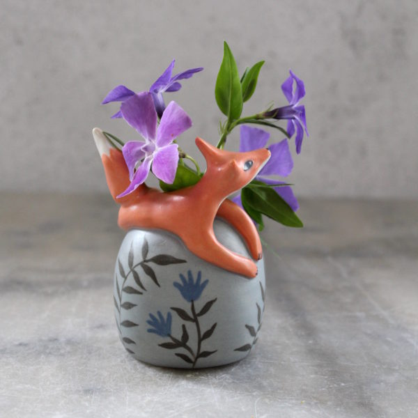 Mini vase Renard modelé en grès et décoré à la main. Pièce unique.