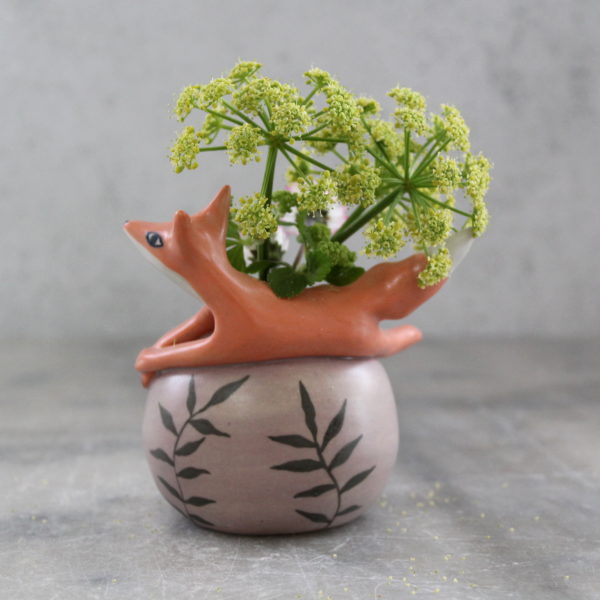 Mini vase modelé Renard décoré à la main. Pièce unique en grès. Céramique artisanale française