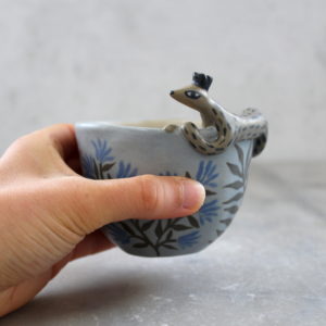 Tasse modelée Astropi décorée à la main. Céramique artisanale. Pièce unique.
