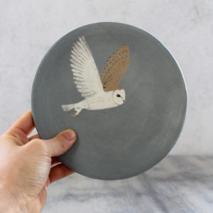 Assiette artisanale en grès, décorée d'une chouette au pinceau. Pièce unique.