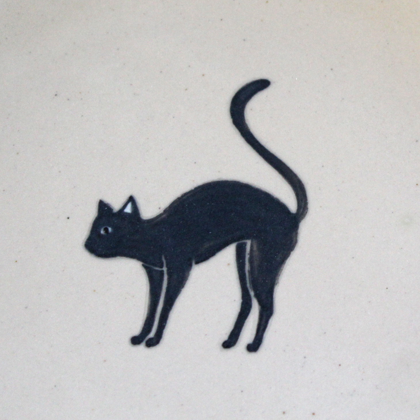 Assiette creuse Chat noir, modelée en grès et décorée aux engobes. Céramique artisanale française.