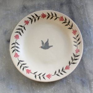 Assiette creuse artisanale en grès décorée au pinceau. Céramique artisanale française.