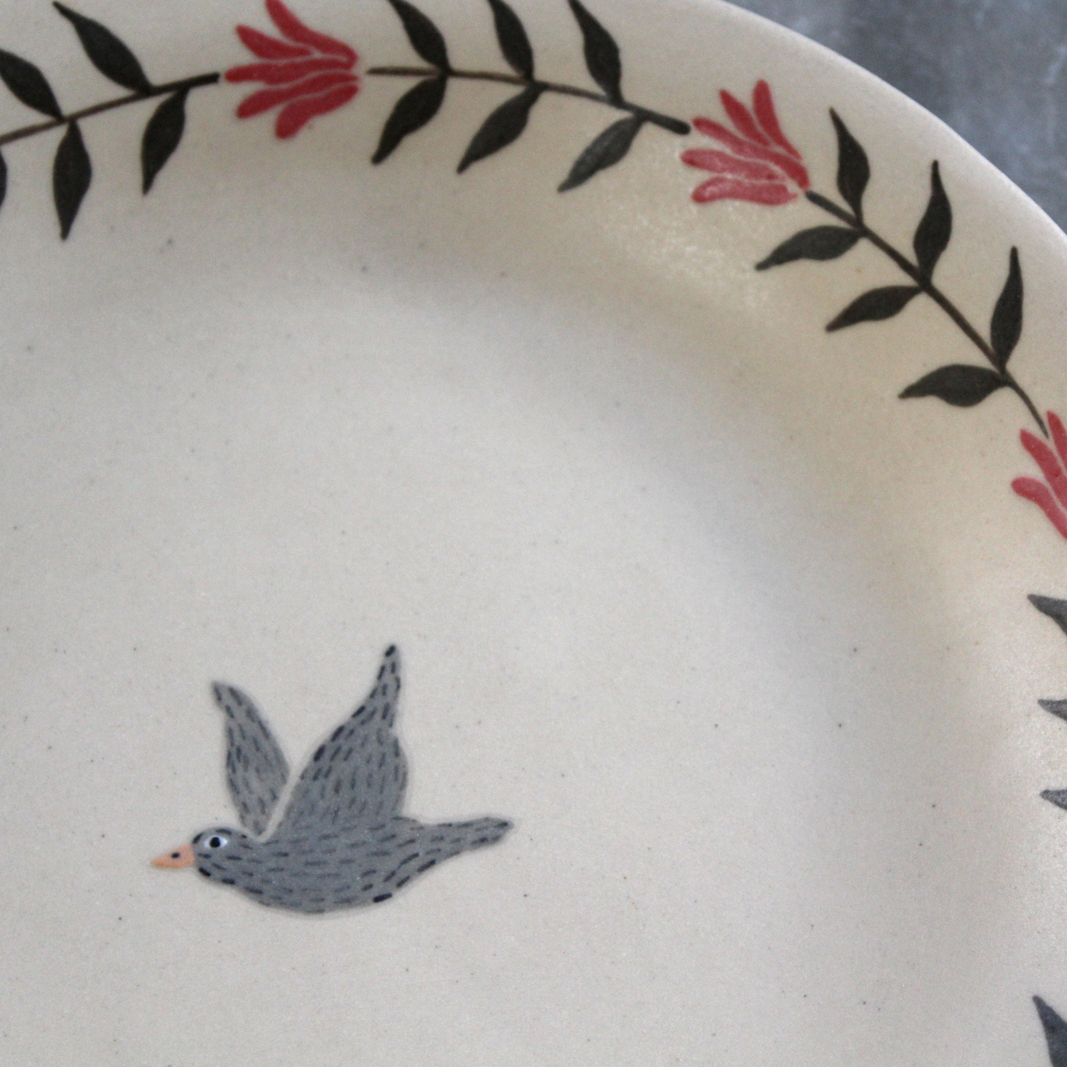 Assiette creuse Oiseau, modelée en grès et décorée aux engobes. Céramique artisanale française.