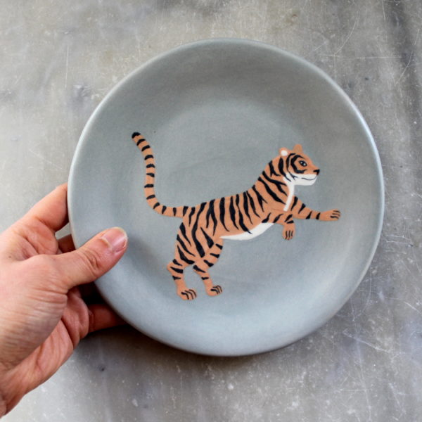 assiette Tigre en grès, illustrée à la main. Céramique artisanale. Pièce unique