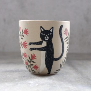 Gobelet Chat noir tourné en grès et décoré à la main. Pièce unique. Céramique artisanale française.