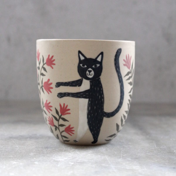 Gobelet Chat noir tourné en grès et décoré à la main. Pièce unique. Céramique artisanale française.