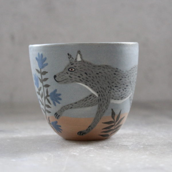 Gobelet Loup tourné en grès et décoré à la main. Pièce unique. Céramique artisanale française.