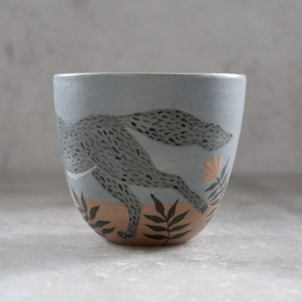 Gobelet Loup tourné en grès et décoré à la main. Pièce unique. Céramique artisanale française.
