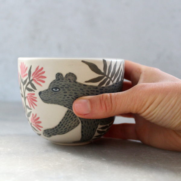 Gobelet Ours tourné en grès et décoré à la main. Pièce unique. Céramique artisanale française.