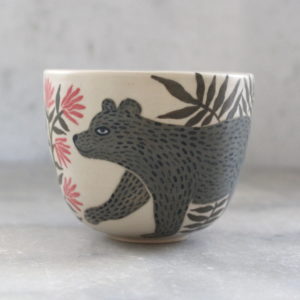 Gobelet Ours tourné en grès et décoré à la main. Pièce unique. Céramique artisanale française.