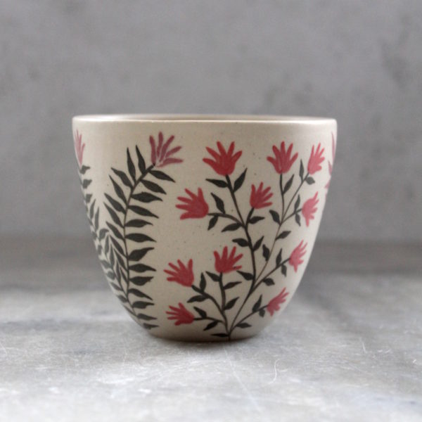 Gobelet Paresseux gris tourné en grès et décoré à la main. Pièce unique. Céramique artisanale française.