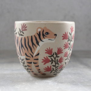 Gobelet Tigre tourné en grès et décoré à la main. Pièce unique.