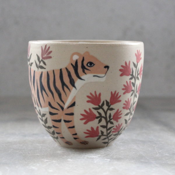Gobelet Tigre tourné en grès et décoré à la main. Pièce unique.