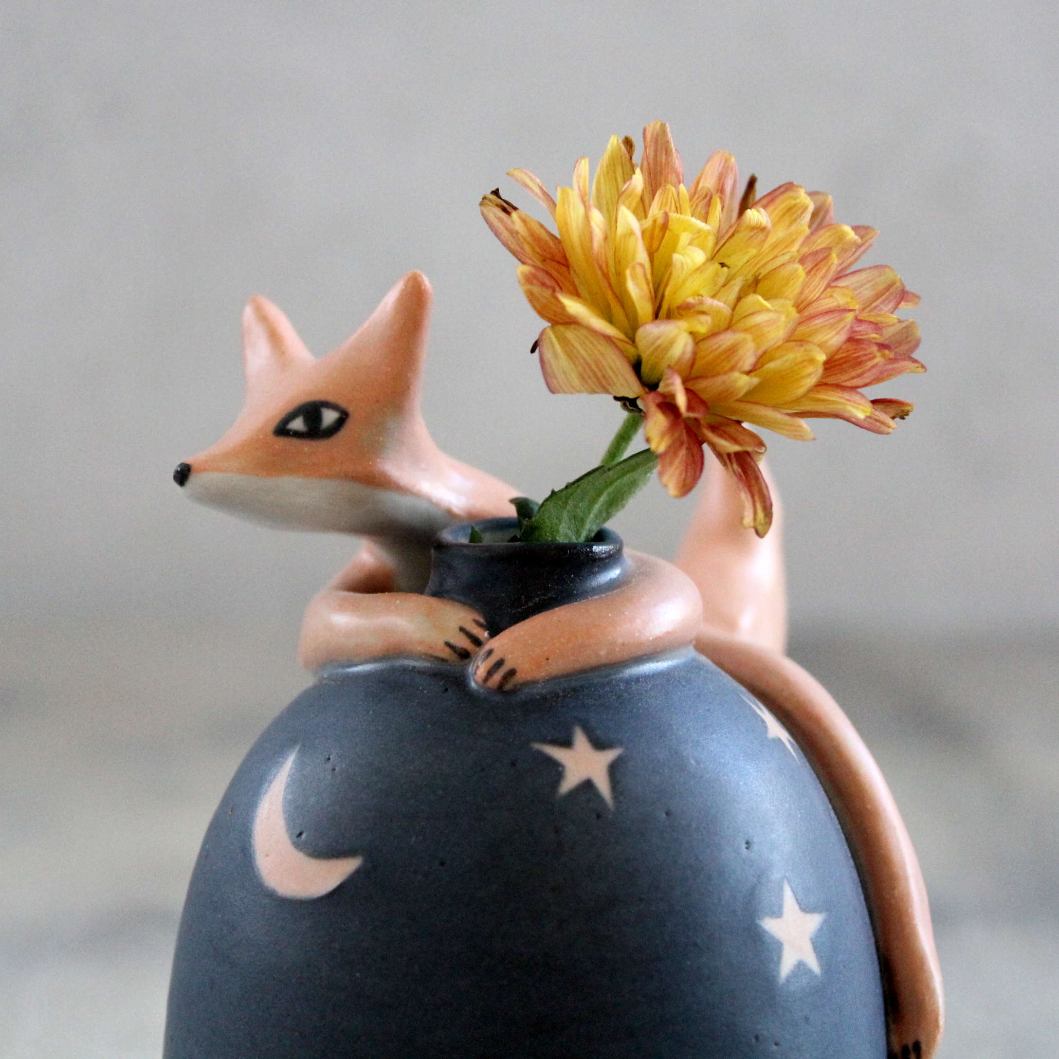 Mini vase modelé Renard aux étoiles. Tourné et modelé en grès, décoré aux engobes. Pièce unique.