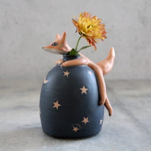 Mini vase modelé Renard aux étoiles. Tourné et modelé en grès, décoré aux engobes. Pièce unique.