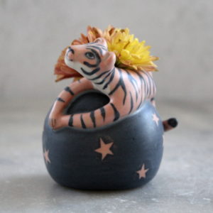 Pièce unique. Mini vase Tigre aux étoiles, modelé en grès et décoré aux engobes. Céramique artisanale.
