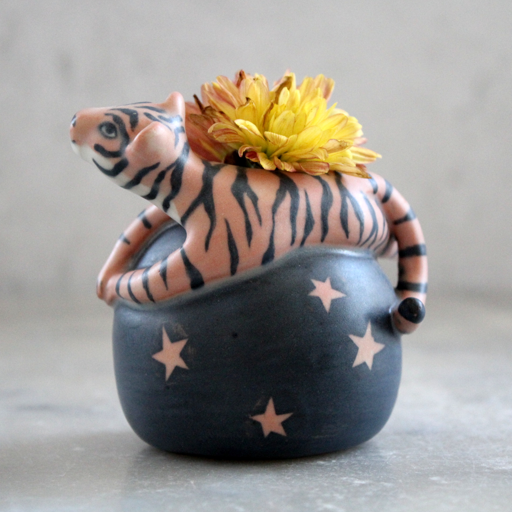 Pièce unique. Mini vase Tigre aux étoiles, modelé en grès et décoré aux engobes. Céramique artisanale.