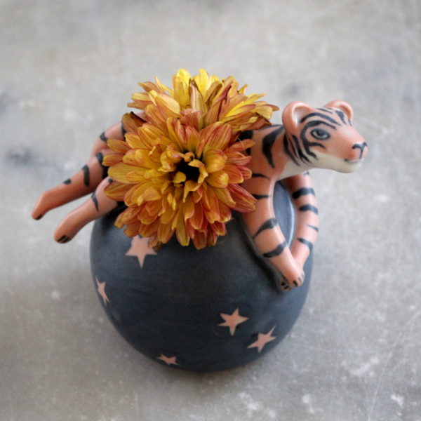 Pièce unique. Mini vase Tigre aux étoiles, modelé en grès et décoré aux engobes. Céramique artisanale.