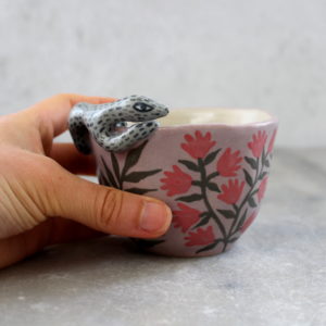 Tasse modelée Astropi décorée à la main. Céramique artisanale. Pièce unique.