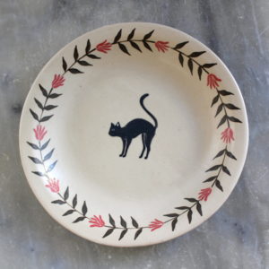 Assiette creuse Chat noir, modelée en grès et décorée aux engobes. Céramique artisanale française.