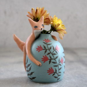 Mini vase modelé Renard turquoise en grès et décoré aux engobes. Pièce unique, céramique artisanale.