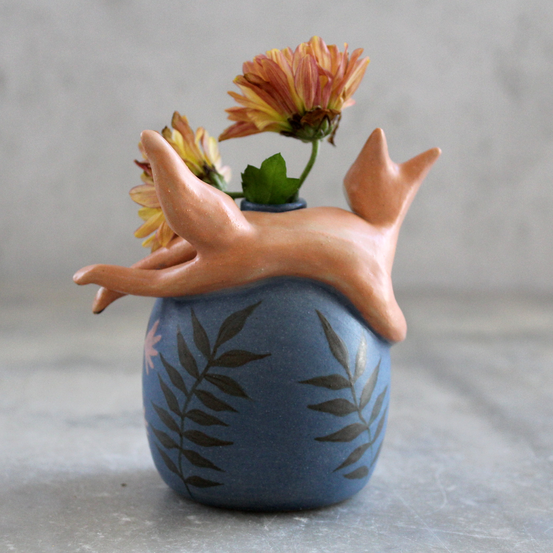 Pièce unique. Mini vase Renard Nocturne, tourné et modelé en grès et décoré aux engobes.