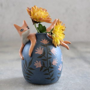 Pièce unique. Mini vase Renard Nocturne, tourné et modelé en grès et décoré aux engobes.