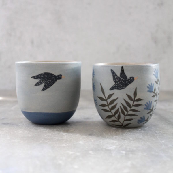 Tasses à café artisanales, tournées en grès et décorées au pinceau. Modèles Oiseau de mer et Fleurs bleues.